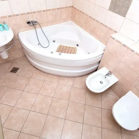Luxury Pega With Private Garage *