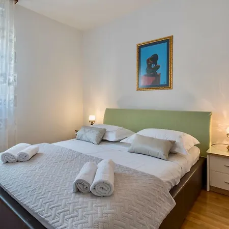 Luxury Pega With Private Garage Appartamento *