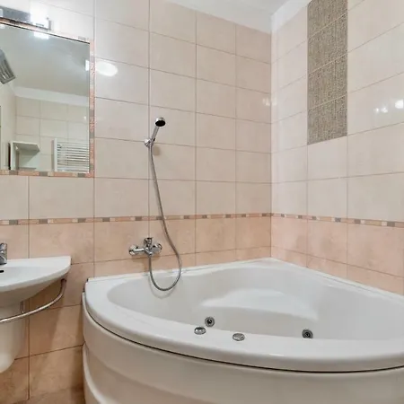 Luxury Pega With Private Garage *