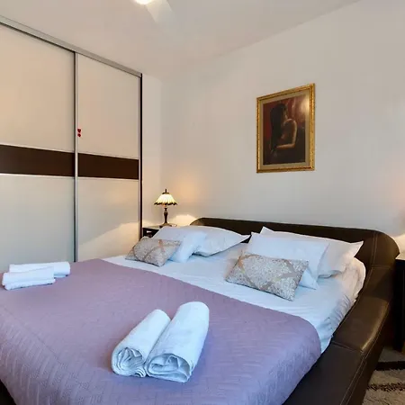 Luxury Pega With Private Garage *