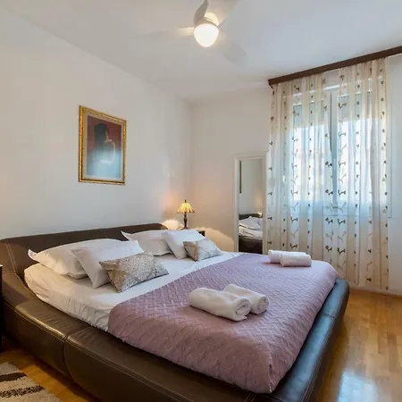 Apartmán Luxury Pega With Private Garage