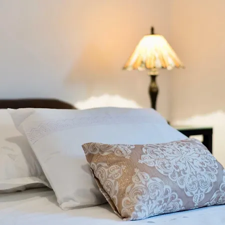 Luxury Pega With Private Garage Apartmán