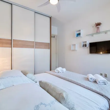 Apartmán Luxury Pega With Private Garage