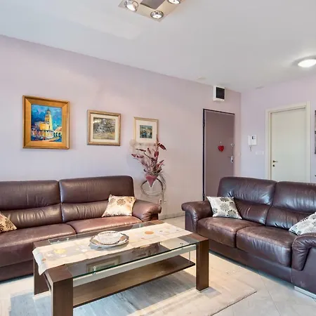 Luxury Pega With Private Garage